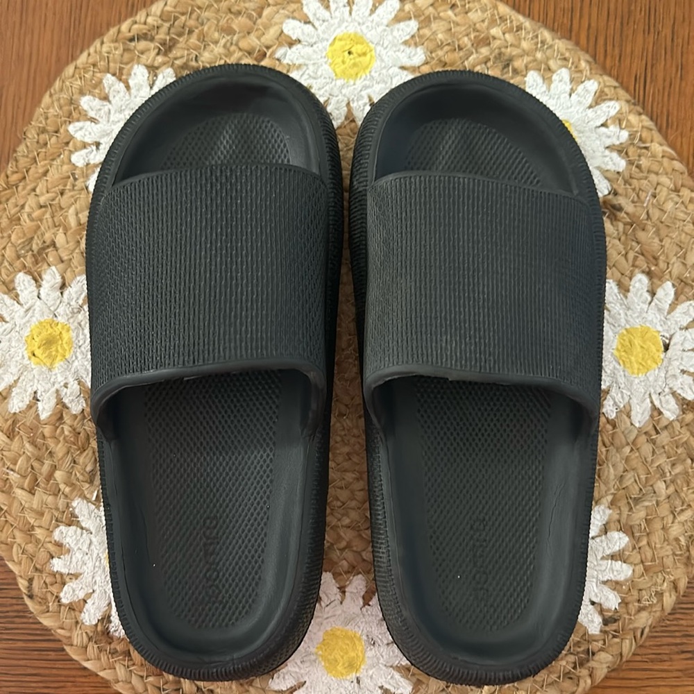 NWOT Joomra Pillow Slippers (Non-Slip Shower Shoes)